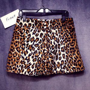 Mini leopard print skirt.